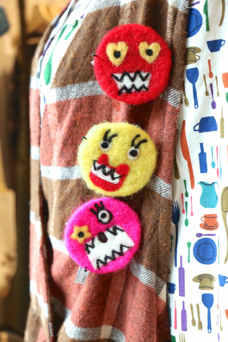 Nepal wool felt brooch ~ Spa smaller colorful strange face - Brooches - Paper Multicolor