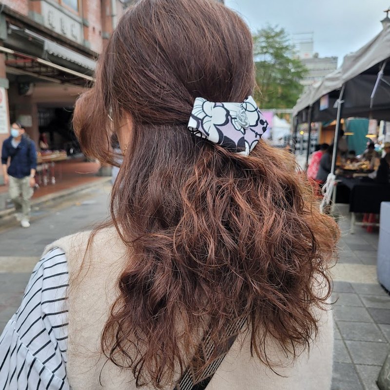 [Japanese style knotted kumihimo hair clip] Nanyang style white hibiscus flower style/spring clip/temperament hair clip - Hair Accessories - Cotton & Hemp Purple