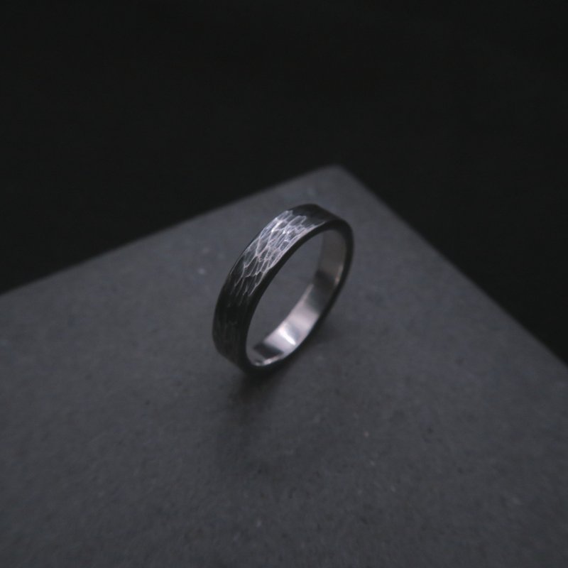 沙丘(黑) 純銀鍛敲戒指 - 寬4.5mm - 可免費修改戒圍一次 - 戒指 - 純銀 銀色
