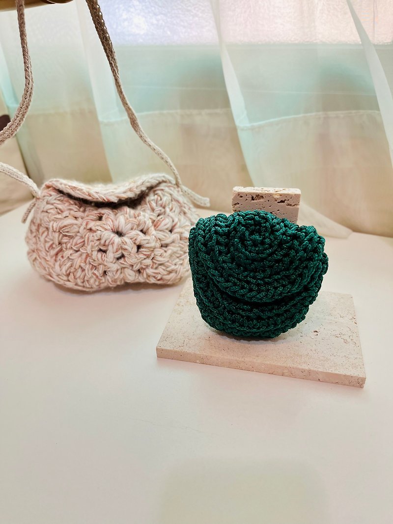 Hand crocheted small bag/2 styles - กระเป๋าถือ - วัสดุอื่นๆ สีเขียว
