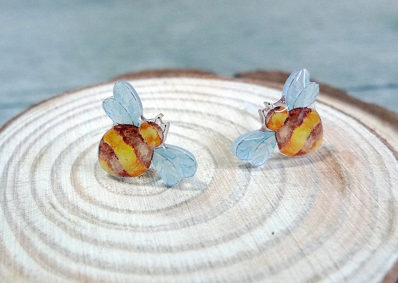 Misssheep- [little bee] watercolor hand style small bee hand earrings (ear) [a pair] - ต่างหู - พลาสติก 