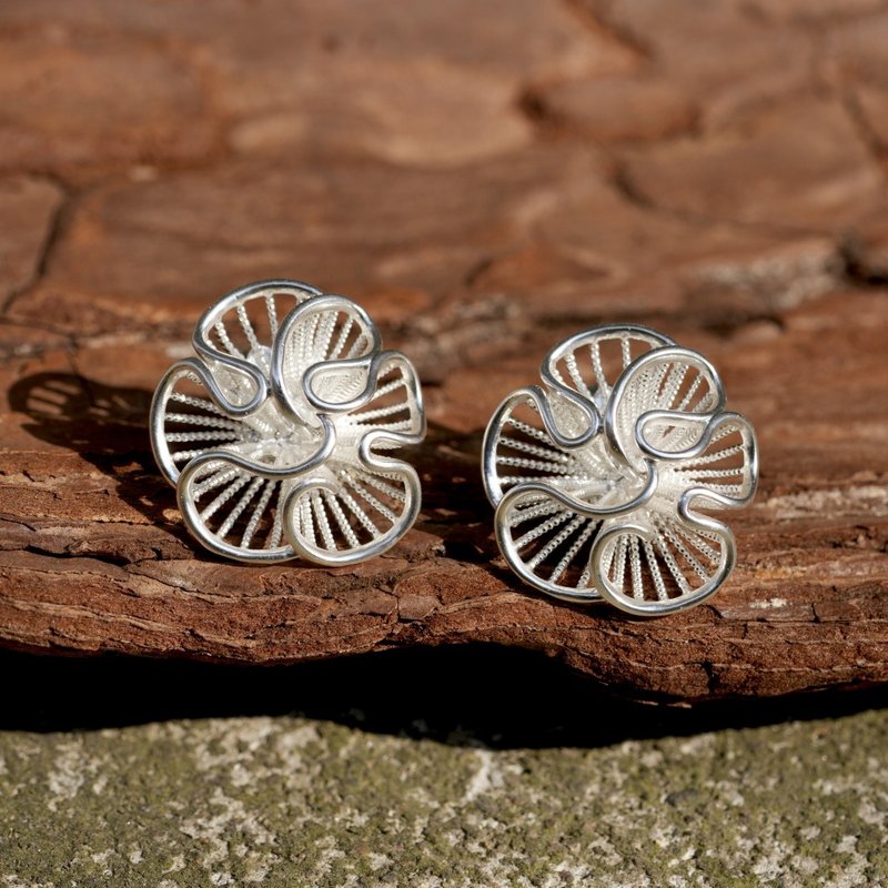 雲繞花開手工繞線立體鏤空花朵耳釘 銅鍍銀 氣質簡約 日常百搭 - 耳環/耳夾 - 銅/黃銅 銀色