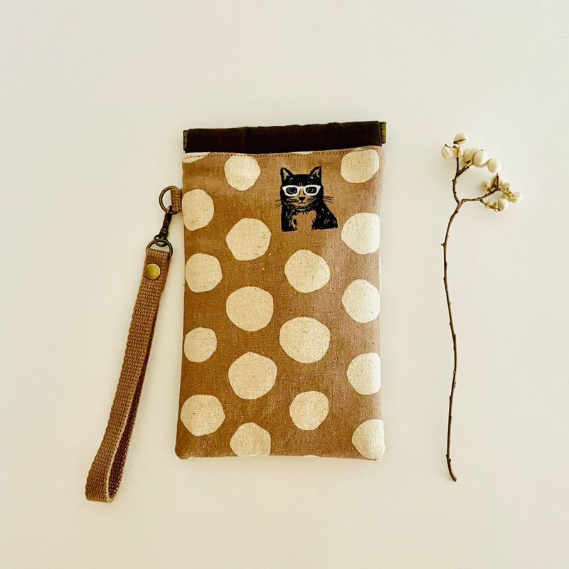 Furuya ねこさん. Elastic cell phone pocket. It’s also easy to store glasses in your passport. Japanese design cloth - กระเป๋าเครื่องสำอาง - ผ้าฝ้าย/ผ้าลินิน สีนำ้ตาล