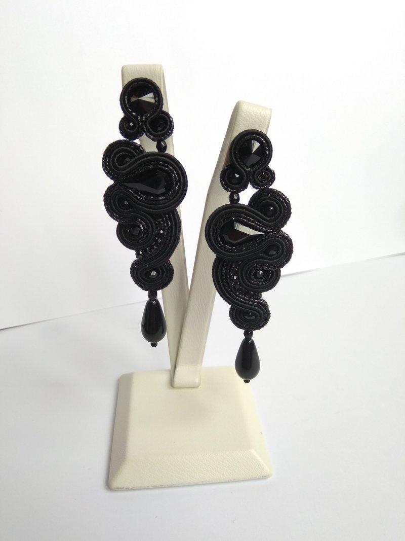 Earrings Long asymmetrical earrings in black colorChristmas Gift Wrapping - 耳環/耳夾/耳骨夾 - 其他材質 黑色