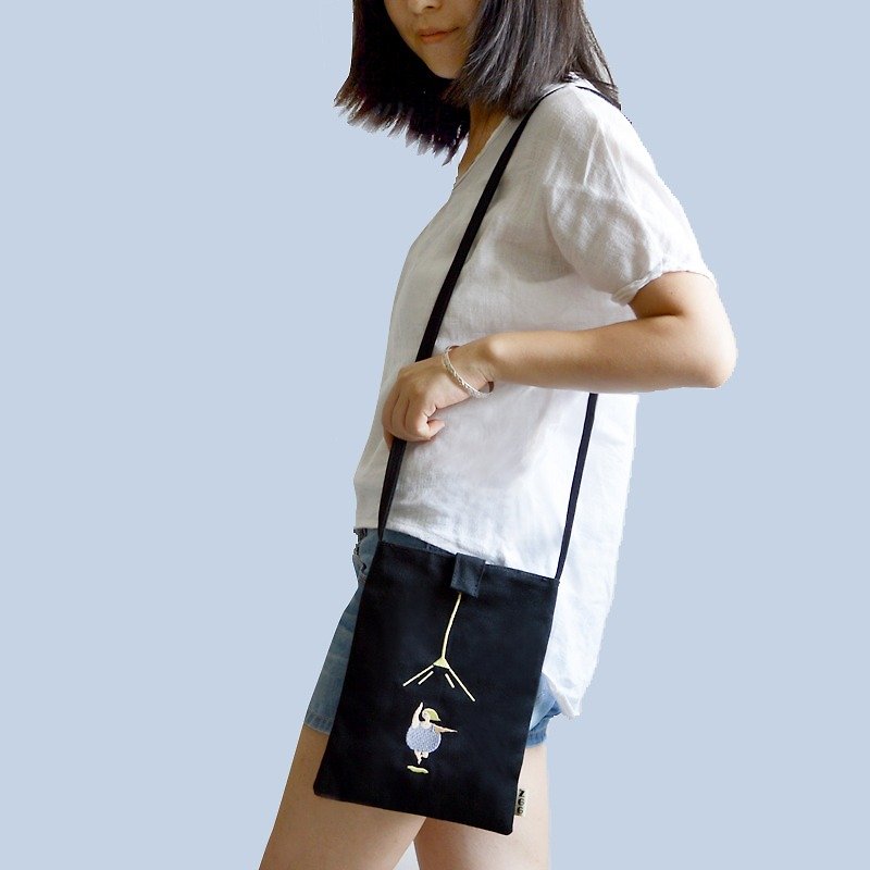 Ballet girl embroidery mobile phone bag cotton canvas messenger bag with inner / inner pocket - กระเป๋าแมสเซนเจอร์ - ผ้าฝ้าย/ผ้าลินิน สีดำ
