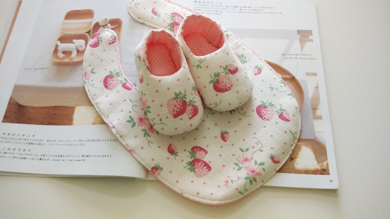 Strawberry births gift Baby Shoes baby bibs + - ของขวัญวันครบรอบ - วัสดุอื่นๆ สึชมพู