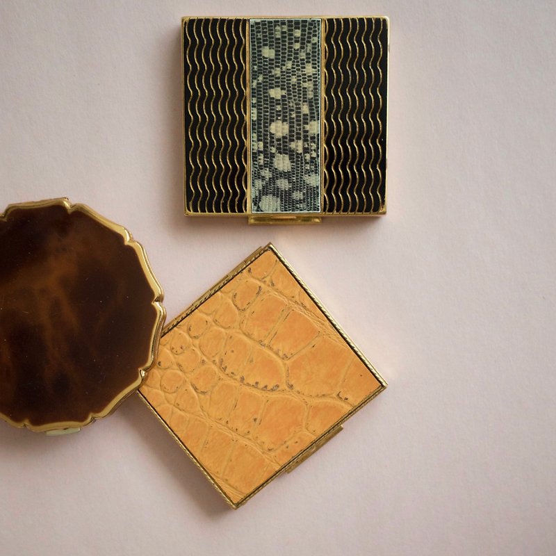 30s美國SHIELDS古董方形黃銅粉盒 - 化妝掃/鏡子/梳子 - 其他金屬 黑色