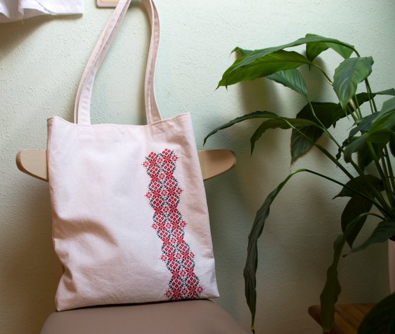 The tote bag is large with long handles, hand-embroidered ornaments - 手提包/手提袋 - 棉．麻 多色