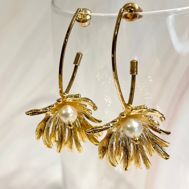 [Chestnut Flower] Elizabeth Charlotte earrings. Freshwater Pearls - ต่างหู - ทองแดงทองเหลือง สีทอง