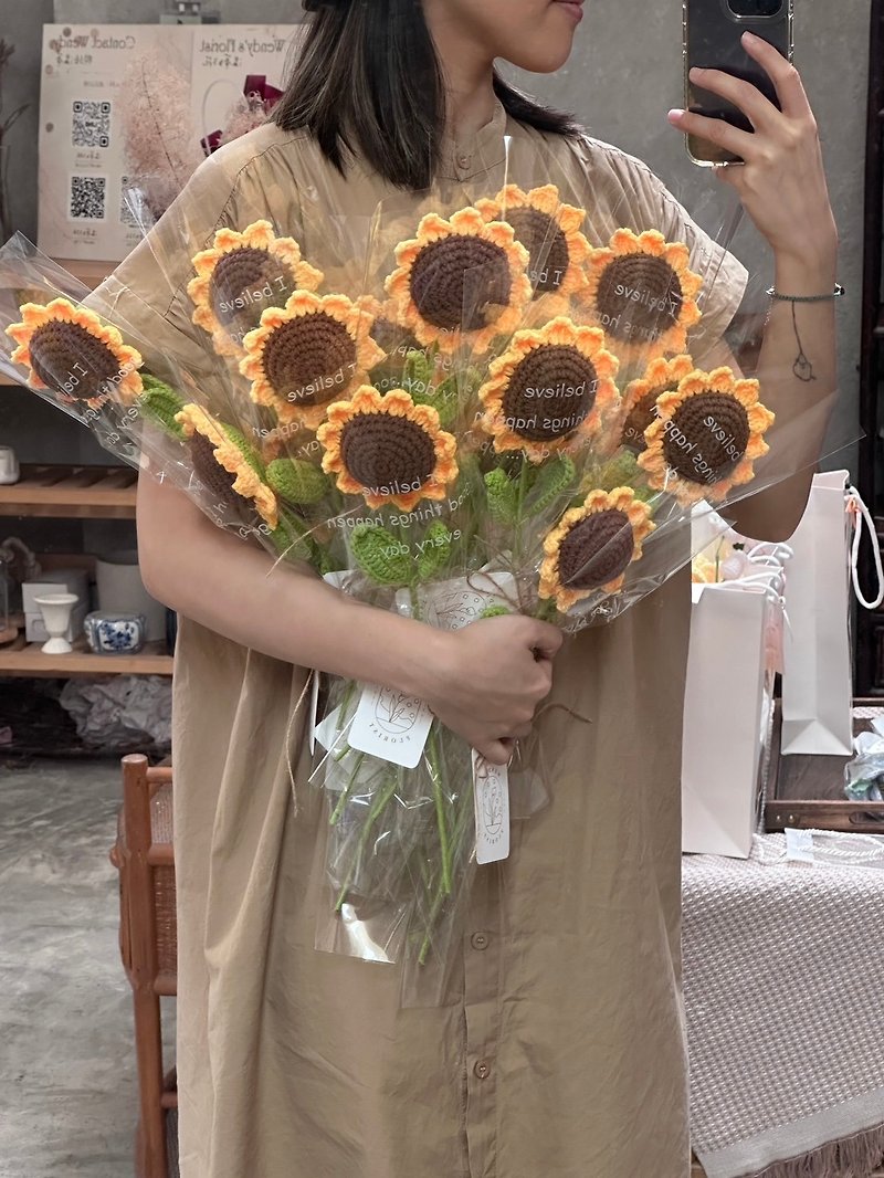 Graduation Season Limited Flowers_Knitted Flowers-Single Knitted Sunflower - ช่อดอกไม้แห้ง - พืช/ดอกไม้ หลากหลายสี