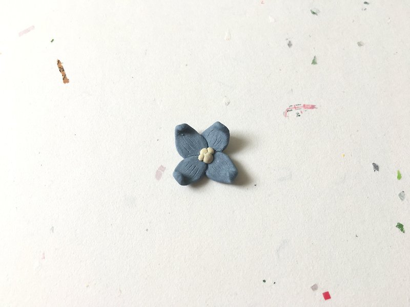 石下 / 藍色繡球 四瓣花 陶瓷別針 - 髮飾 - 陶 藍色