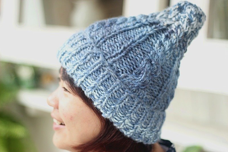 【好日手作】Handmade。冬季手編淺層雙色富士山編織帽／聖誕禮物 - 帽子 - 其他材質 藍色