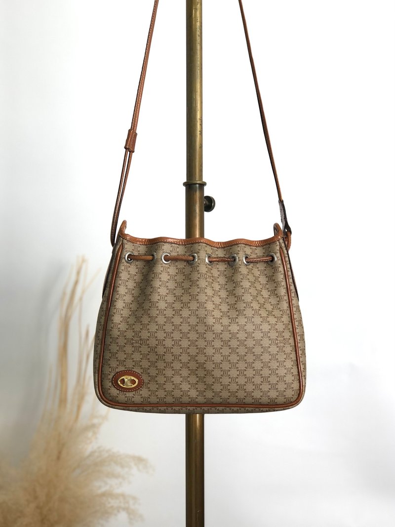 【 日本直送　名牌中古包 】CELINE セリーヌ マカダム ショルダーバッグ ベージュ ブラゾン PVC レザー 巾着 vintage オールド 3fus72 - 側背包/斜背包 - 防水材質 咖啡色