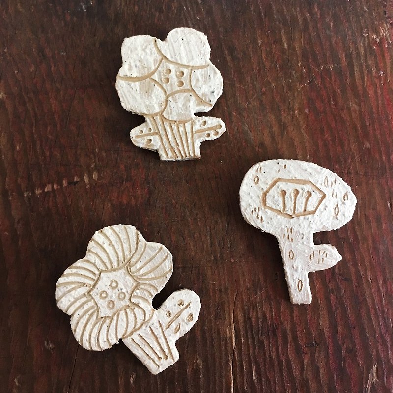【Komaru Forest Pin】Forest Department White Blossoming Plant Wenqing Brooch - เข็มกลัด - ดินเผา ขาว