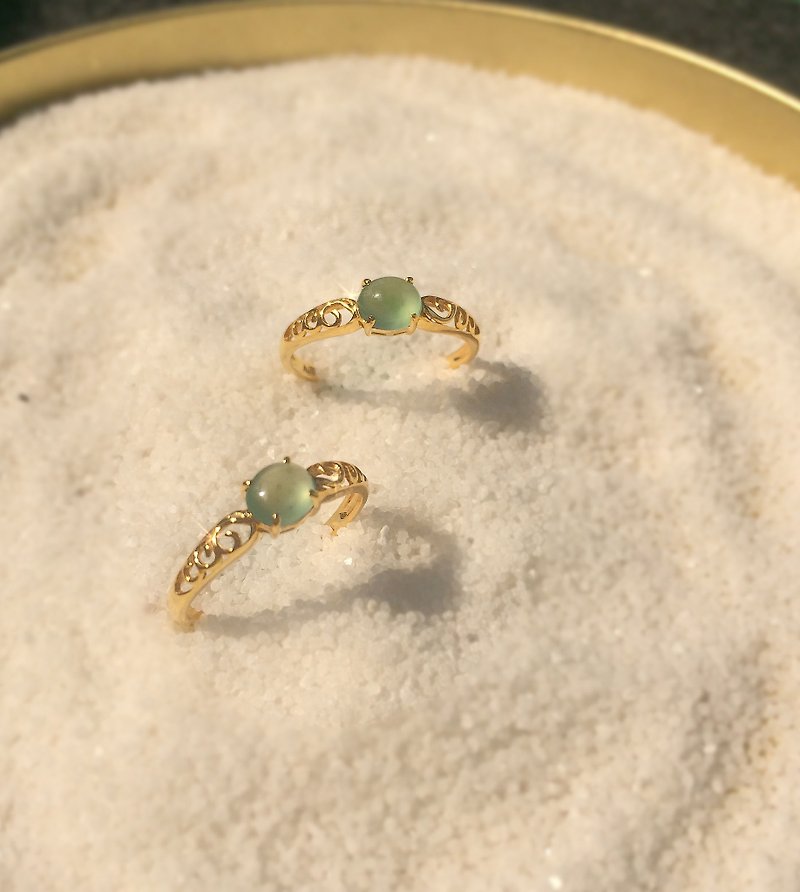 Warm 旸 - Boutique Design Series: Natural Clearwater Emerald (Burma Jade) 750K Gold Classical Carved Ring - แหวนทั่วไป - เครื่องเพชรพลอย สีทอง