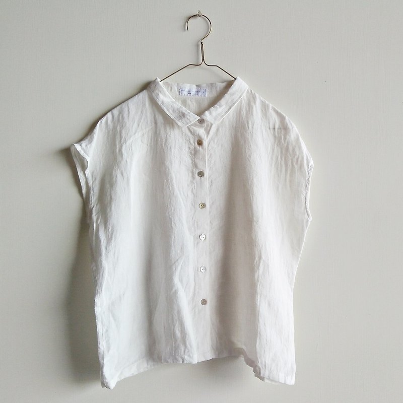 Shell buckle small collar shirt washed linen white - เสื้อเชิ้ตผู้หญิง - ผ้าฝ้าย/ผ้าลินิน ขาว