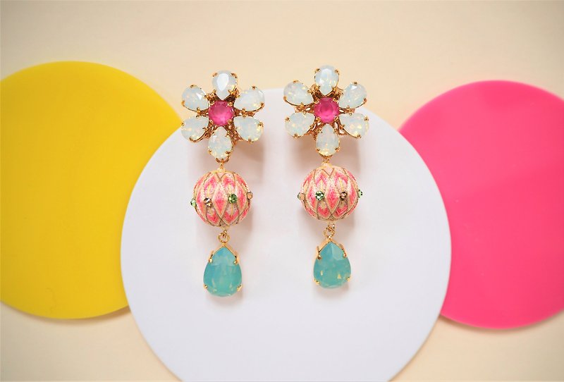 tachibanaya Daisy 3 Japanese TEMARI earrings Japanese Traditional Craft Temari Ball Embroidery Ear Ring - Earrings & Clip-ons - Thread Pink