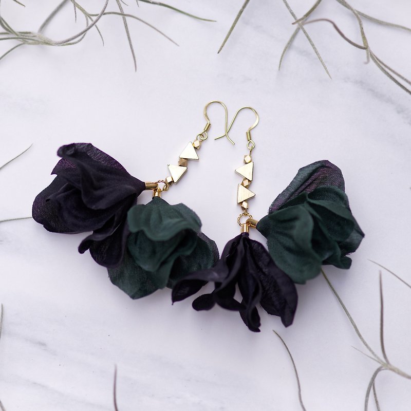 Andrea 緑と黒い花びら手作りロング ピアスイヤリング アクセサリー - ピアス・イヤリング - その他の素材 多色