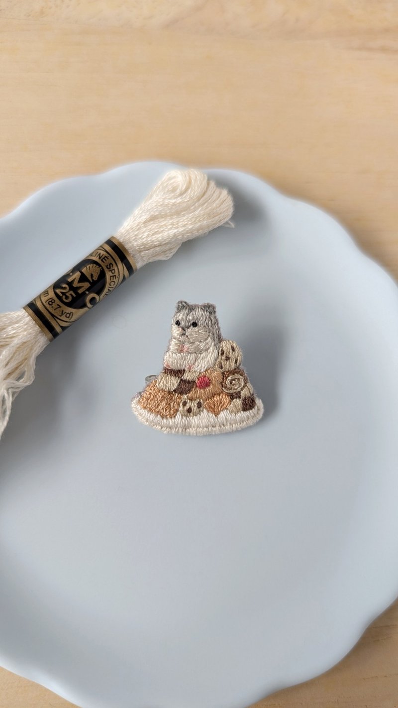 クッキー山とハムスター　刺繍ブローチ - 胸針 - 繡線 咖啡色