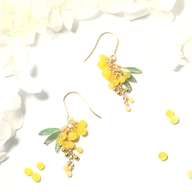 ミモザの華奢な揺れるピアス・イヤリング - 耳環/耳夾 - 樹脂 黃色