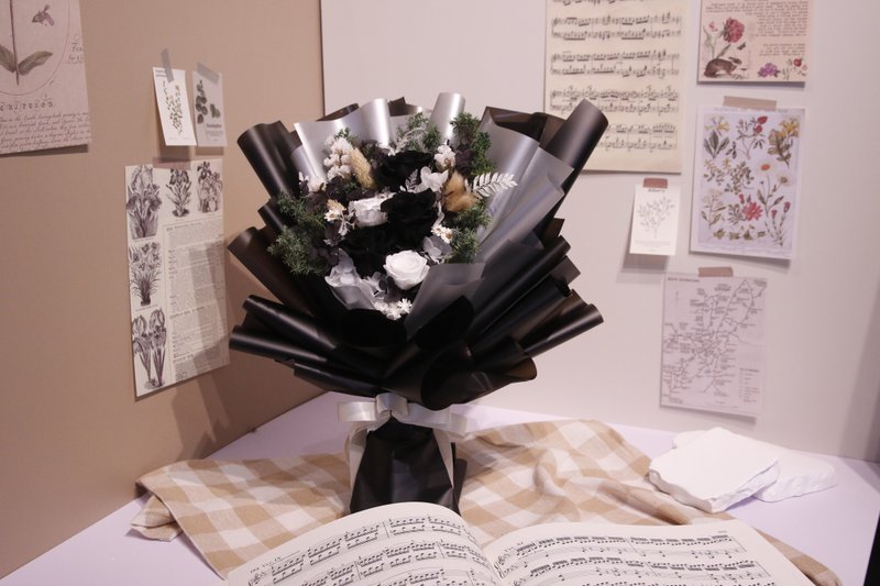 [Medium-sized eternal rose bouquet] — textured black bouquet - ช่อดอกไม้แห้ง - พืช/ดอกไม้ สีดำ