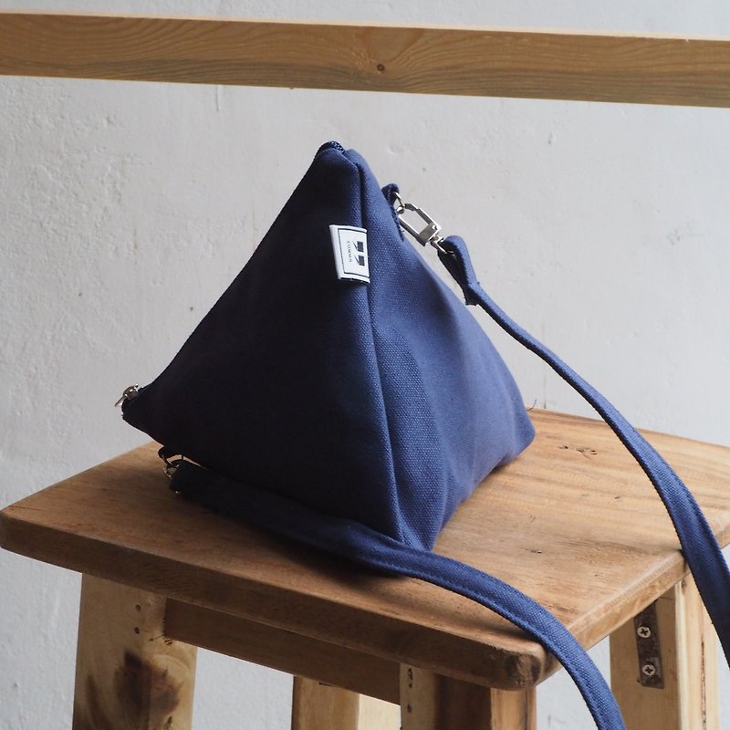 NAVY BLUE TRIANGLE - กระเป๋าเป้สะพายหลัง - ผ้าฝ้าย/ผ้าลินิน สีน้ำเงิน