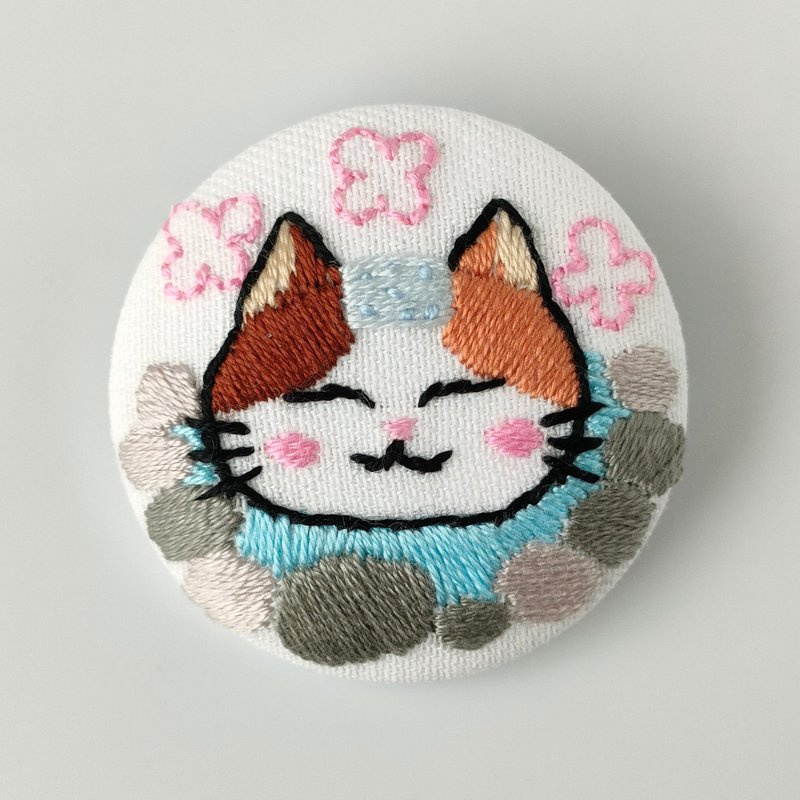 Cat and hot spring embroidery brooch - เข็มกลัด - ผ้าฝ้าย/ผ้าลินิน สีนำ้ตาล