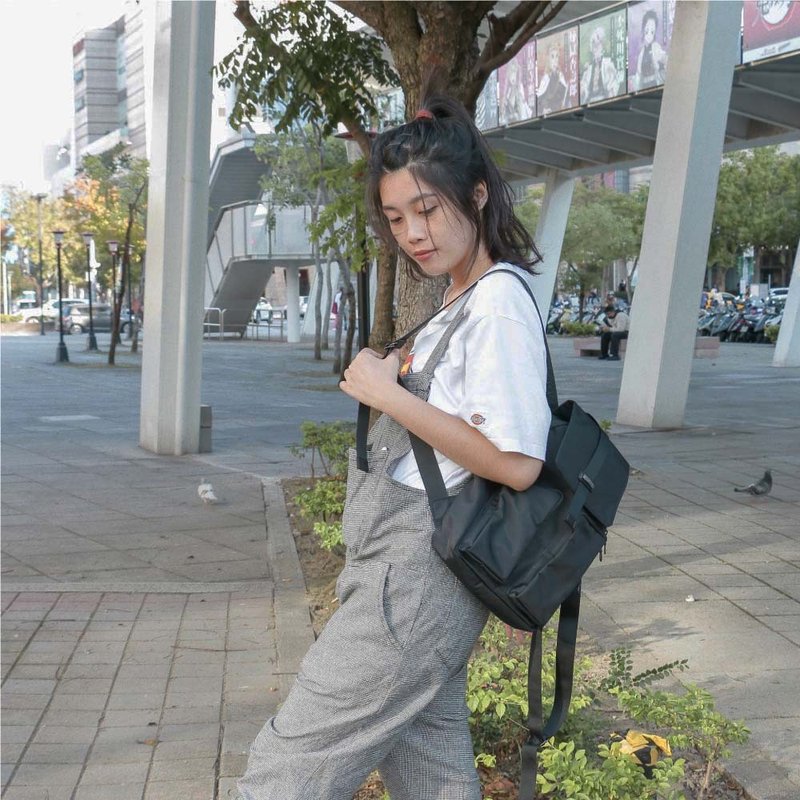 Solis黑霧燻系列女後背包-煙燻黑 - 後背包/背包/書包 - 其他材質 黑色