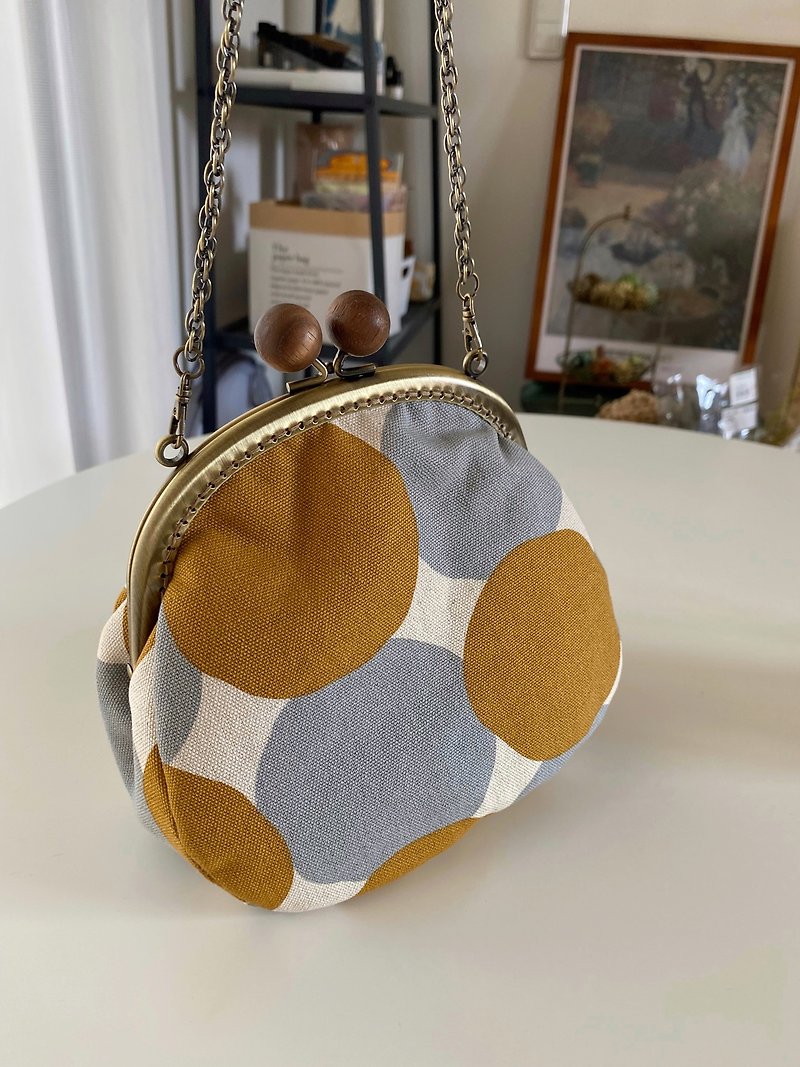 Nordic style polka wood color mouth gold medium tote bag - กระเป๋าแมสเซนเจอร์ - ผ้าฝ้าย/ผ้าลินิน 