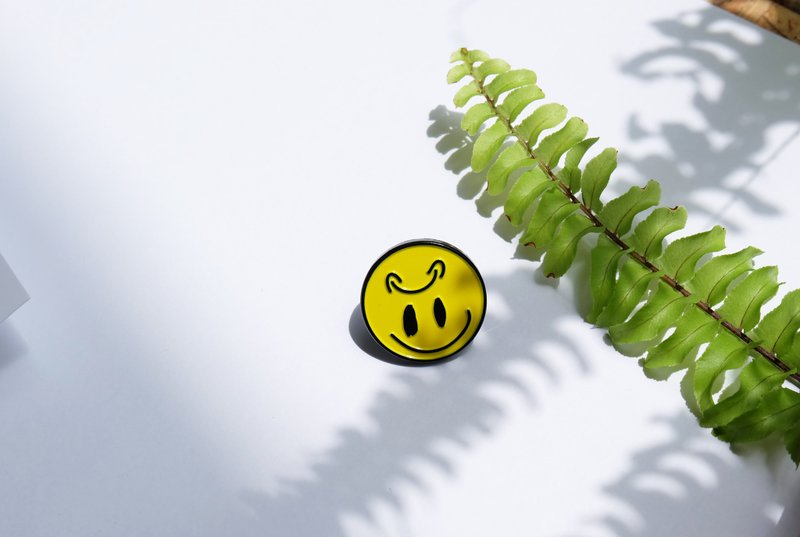 Maybe Smiley Enamel Pin - 徽章/別針 - 琺瑯 多色