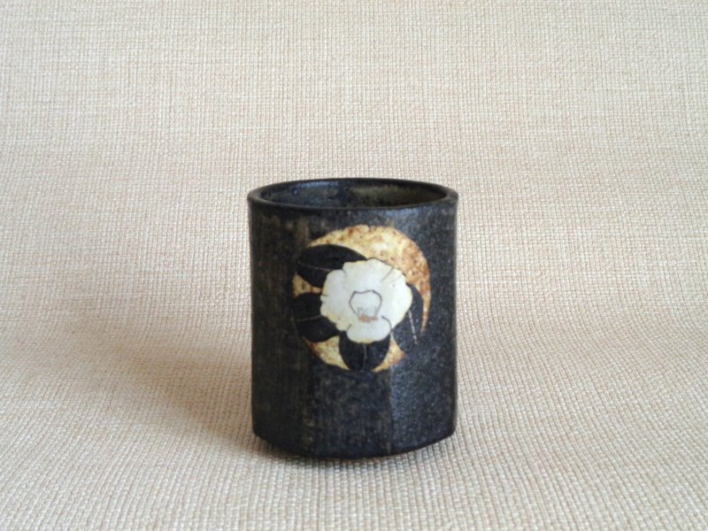 八角湯のみ 金銀彩白椿b - 茶壺/茶杯/茶具 - 陶 黑色