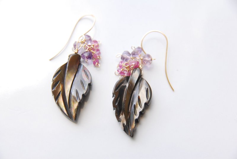 Mother of pearl autumn leaf earrings with fruit 14kgf - Earrings & Clip-ons - Semi-Precious Stones Brown