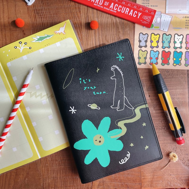 Macaron Toes Picture and Text Pocket Timeless Perpetual Calendar Leather Book Cover | Godzilla - สมุดบันทึก/สมุดปฏิทิน - กระดาษ สีดำ