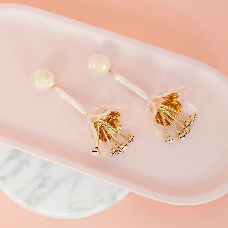 Little nb natural pearl flower earrings - ต่างหู - วัสดุอื่นๆ ขาว