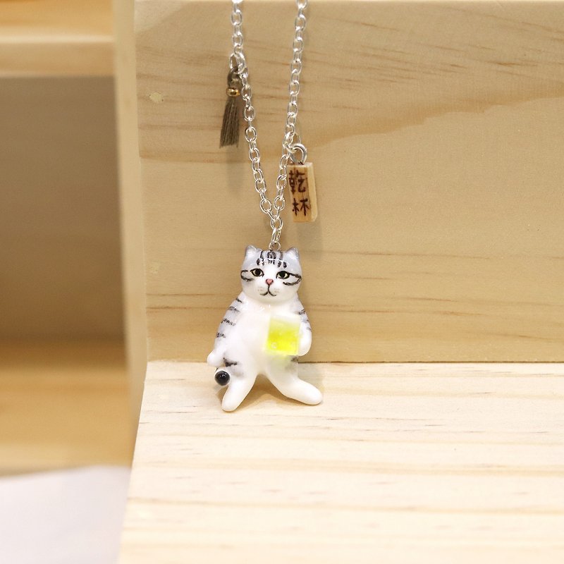 Grey Tabby cat drinking beer necklace - Kanpai collection, Tabby cat necklace - Necklaces - Clay Gray