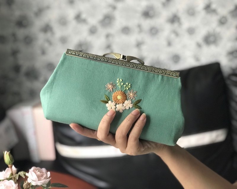 Clutch bag,hand-embroidered clutch bag,fabric clutch bag - 手拿包 - 棉．麻 
