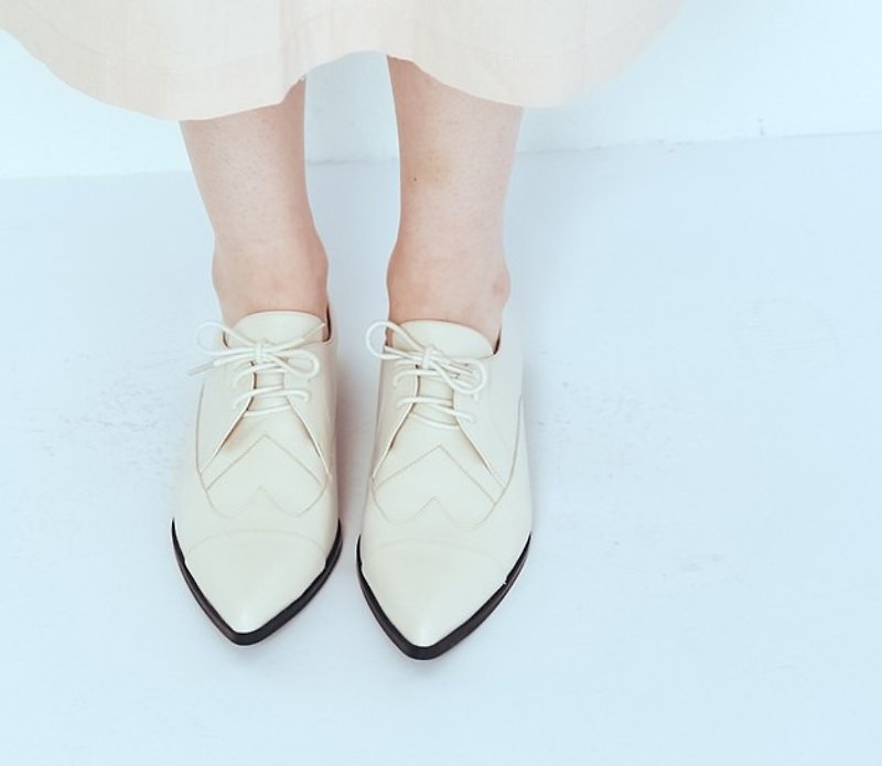 Heart-shaped leather straps pointed leather shoes - รองเท้าหนังผู้หญิง - หนังแท้ ขาว