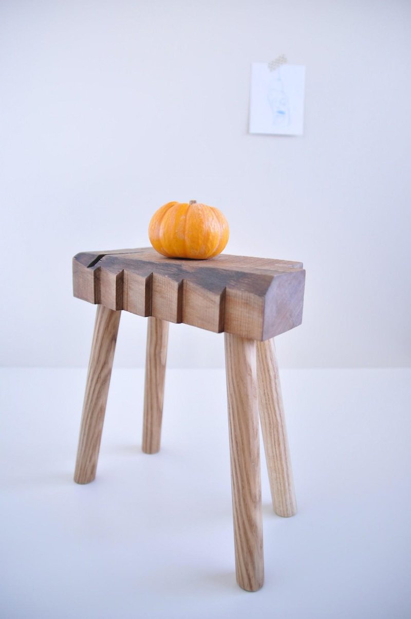 Sakura's small jagged stool - เฟอร์นิเจอร์อื่น ๆ - ไม้ 