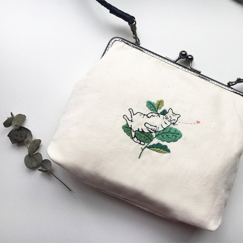 2020限定款  - 有草的貓系列插畫  -  手工刺繡口金包 - 側背包/斜背包 - 繡線 多色