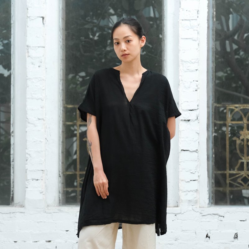 OMAKE 寬版落肩V領長上衣 / 慕斯布 黑 - 女上衣/長袖上衣 - 棉．麻 黑色