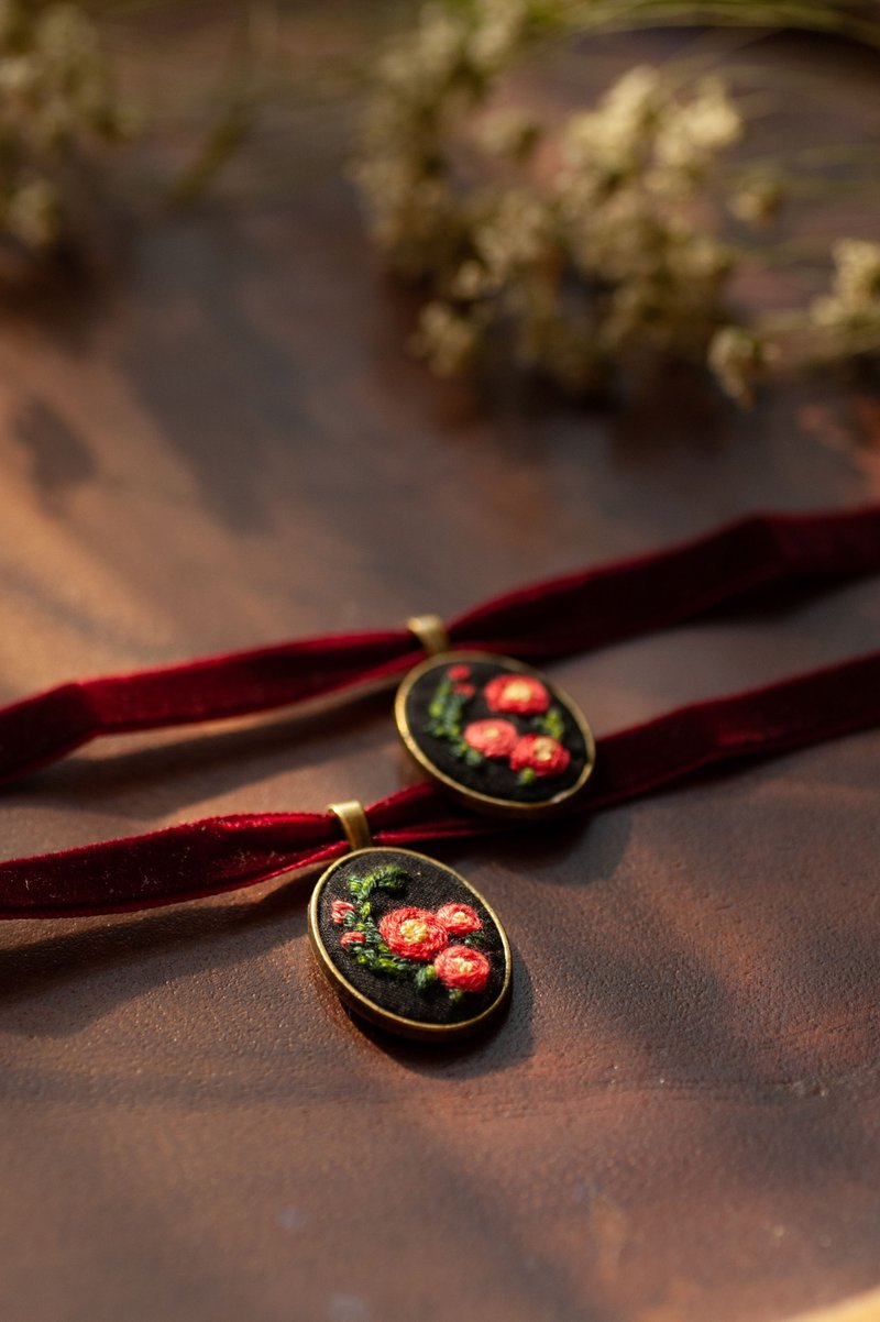 復古刺繡頸鏈| 4月誕生花 山茶花 - 項鍊 - 其他金屬 