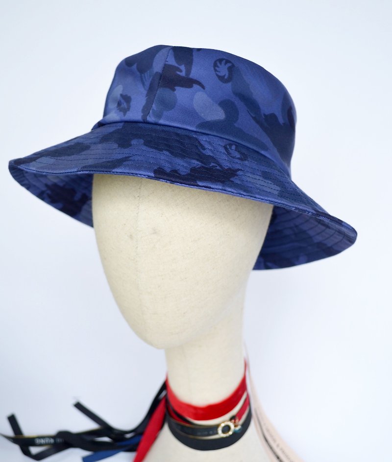 斜紋迷彩印花後掛長Logo織帶漁夫帽 - 帽子 - 棉．麻 藍色