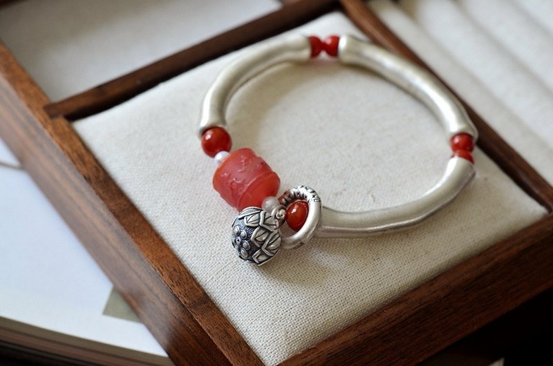 Handmade sterling silver simple round bone half bracelet Southern red six-character motto barrel bead design single circle bracelet - สร้อยข้อมือ - เงินแท้ สีเงิน