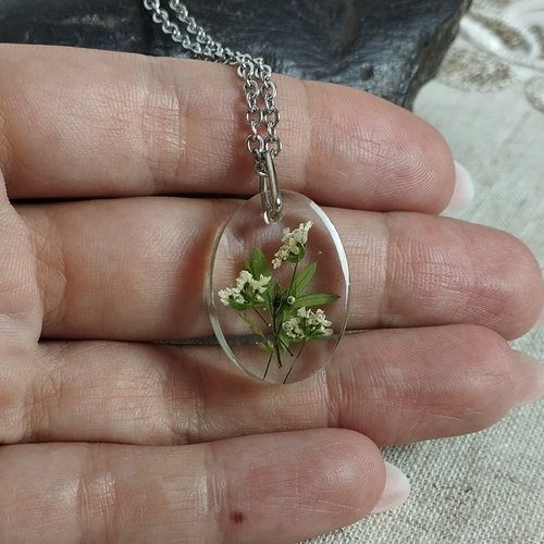 Cyberpunk Jewelry Boutique 橢圓形項鍊 飾有乾燥花。不銹鋼鏈上有透明樹脂吊墜。