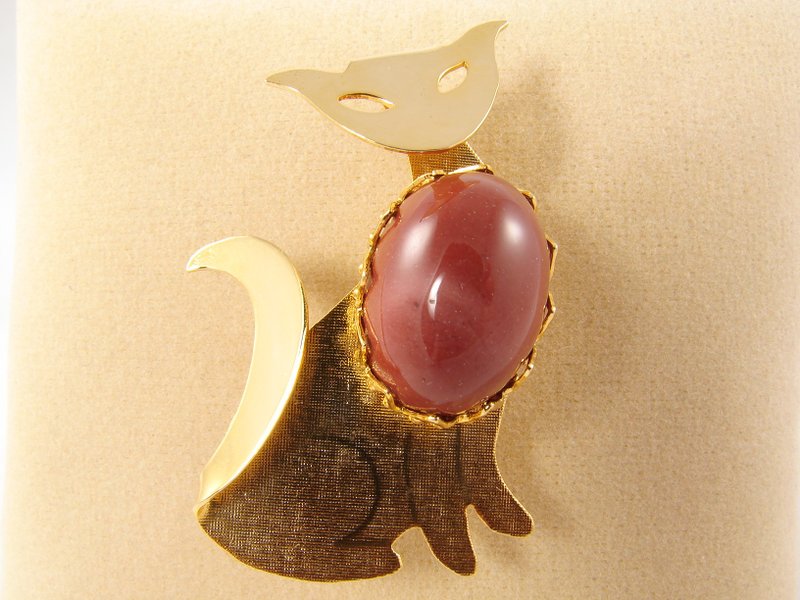 Golden Cat Brooch Cherry Red Mookaite Jasper Jewelry Brooch Pin Cat Lover Gift - 胸針 - 半寶石 紅色