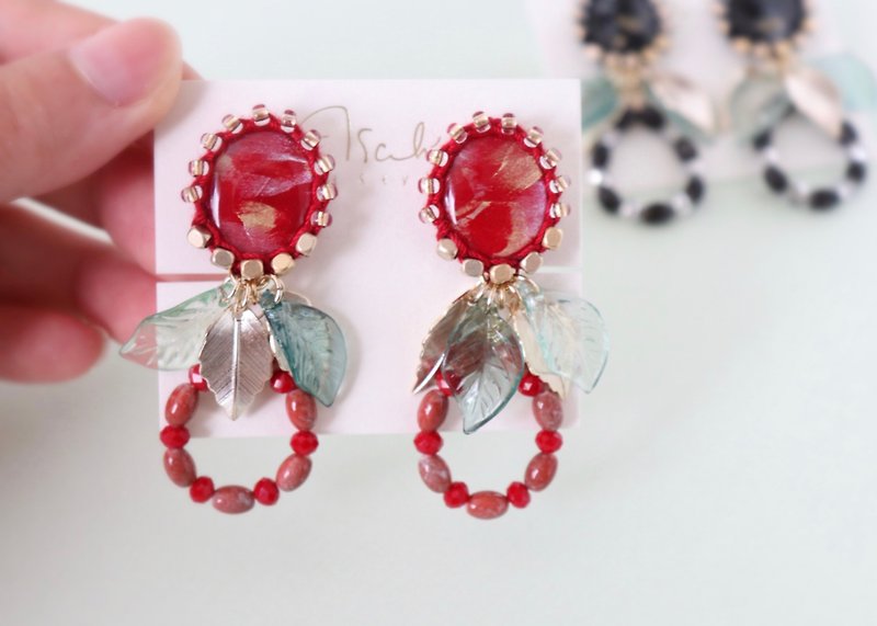 Thread and bead art earrings      - ต่างหู - อะคริลิค สีแดง