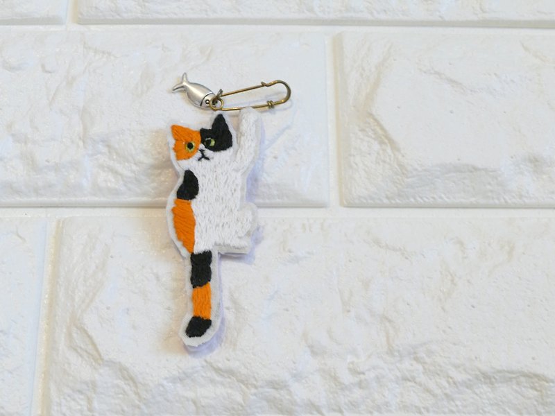Embroidery brooch calico cat and fish - Brooches - Cotton & Hemp Orange