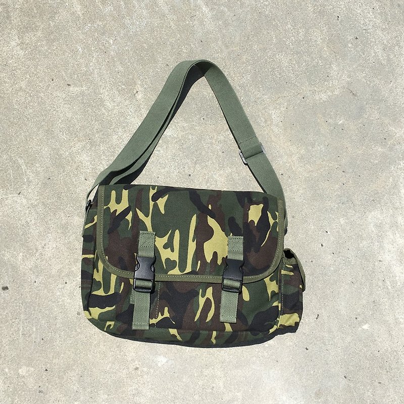 Military camouflage green printed totem shoulder bag crossbody bag - กระเป๋าแมสเซนเจอร์ - ผ้าฝ้าย/ผ้าลินิน สีเขียว
