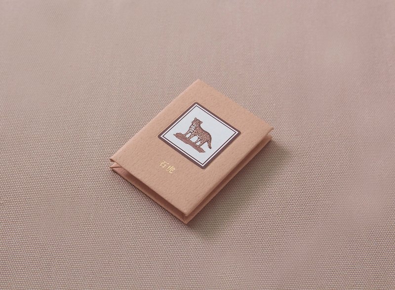 台湾の標本はこの特別版シングル石タイガーの小さな本です - 本・書籍 - 紙 カーキ