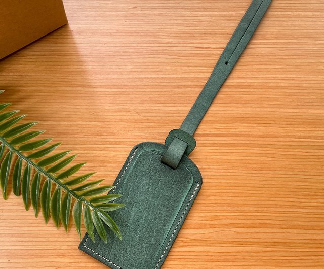 ハンドメイドレザー】第二世代トラベルタグ - オリーブグリーン